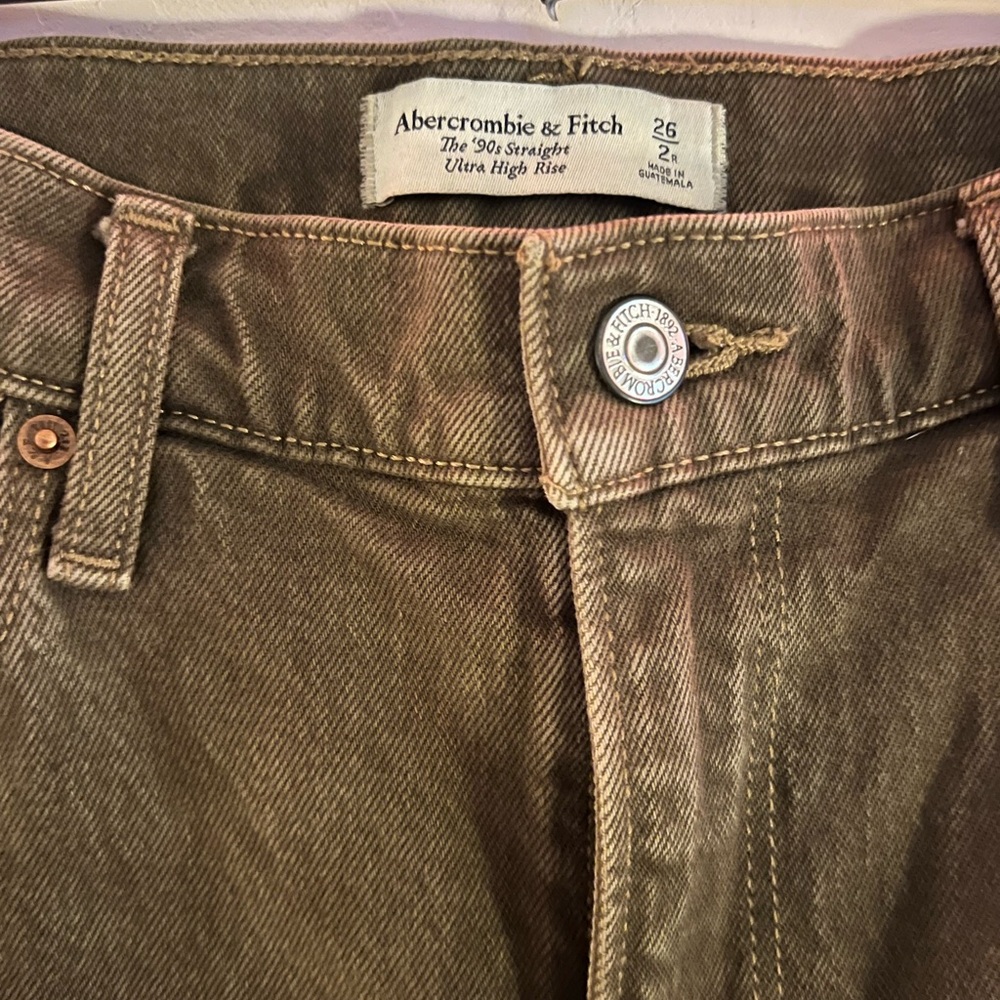 A&F Curve Love 90s Straight Ultra High Rise Jeans - Brown - Picture 4 of 4